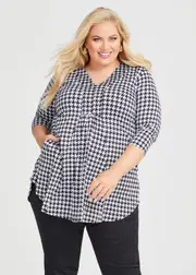 [Taking Shape] Taking Shape V-neck Detail Tunic Size 16 in Black / White Print - Plus Size Women's Clothing Black / White Print
