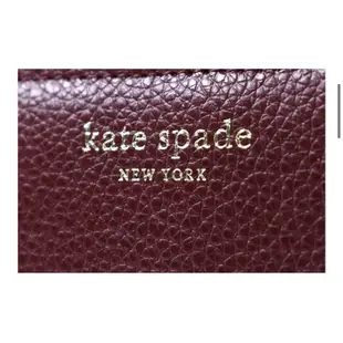 KATE SPADE 燙金LOGO荔枝紋對開釦式短夾-櫻桃紅 色