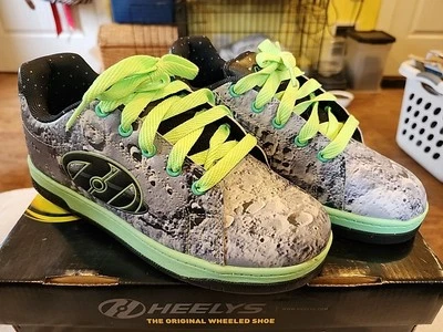 HEELYS Split Glow Skate Shoes Youth Size 6 Glow In Dark Wheel Moon Stars