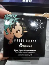 在飛比找Yahoo奇摩拍賣-7-11運費0元優惠優惠-BOBBI BROWN 羽柔蜜粉餅--tokidoki異想紐