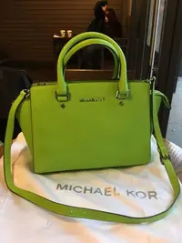 在飛比找Yahoo!奇摩拍賣優惠-MICHAEL KORS 螢光綠小方包