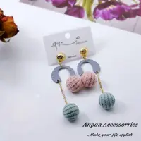 在飛比找momo購物網優惠-【Anpan】夢幻韓系毛絨公主風馬蹄粉綠撞色毛球耳釘式耳環