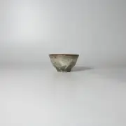 Ash glaze kohiki guinomi sake cup. Kiyoshi Yamato. Wooden box.Japanese pottery.