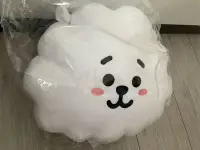 在飛比找Yahoo!奇摩拍賣優惠-RJ抱枕現貨！當天寄出💕正版 BT21 RJ微笑抱枕 中 抱