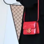 【FENDI 芬迪】KARLIGRAPHY 金屬字母FF LOGO迷你翻蓋雙層斜背包(紅)