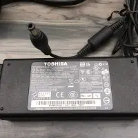 在飛比找Yahoo!奇摩拍賣優惠-二手原廠 東芝TOSHIBA 19V 4.74A 90W M