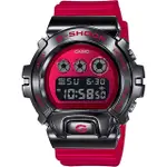 【CASIO 卡西歐】G-SHOCK METAL BEZEL 街頭嘻哈風耐衝擊數位橡膠腕錶/紅X黑框(GM-6900B-4DR)