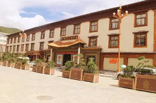 香格裏拉月亮城民族大酒店Yueliangcheng Minzu Hotel