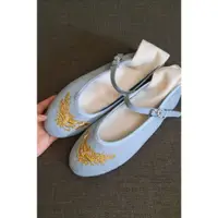 在飛比找蝦皮購物優惠-全新小花園 復古訂製繡花鞋娃娃鞋麂皮淡藍色灰藍色鳳凰金絲37