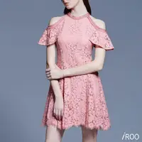 在飛比找momo購物網優惠-【iROO】粉蕾絲削肩華麗短禮服