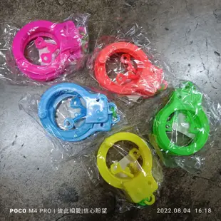 爛貨不要買 彩色 手銬 玩具 品質不佳 道具 裝飾品 兒童用 塑膠手銬 銬手 警察 小偷 犯人 家家酒