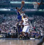 Los Angeles Lakers Kobe Bryant taking layup vs Philadelphia 76ers - Old Photo