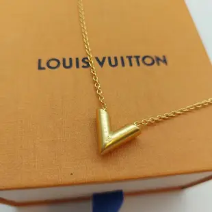 [二手] Louis Vuitton 路易威登Essential V字型項鍊 商品材質： 金色飾面黃銅金屬。 商品狀態： 二手商品，有點使用 痕跡 配件 LV原廠盒子防塵套 說明書