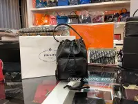 在飛比找Yahoo!奇摩拍賣優惠-全新真品 PRADA 小水桶包 皮革款 *倫敦櫥窗*