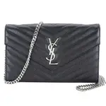 YSL MONOGRAM系列V字縫線魚子醬牛皮金屬LOGO金鍊斜肩信封包(黑X銀)｜JS MAXX官方旗艦館