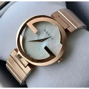 GUCCI Interlocking G 珍珠貝母錶面盤 玫瑰金色不鏽鋼錶帶 石英 女士手錶 YA133515