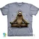 摩達客-美國進口The Mountain樹懶打座灰藍底純棉環保藝術中性短袖T恤
