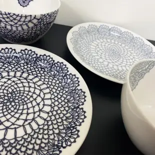 【YS-MART】日本製 氣質花紋碗盤組 2碗2盤兩件組(新骨瓷 對碗 餐盤 陶瓷碗盤)