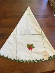 VINTAGE ITALIAN HAND EMBROIDERED LINEN/COTTON 70”ROUND TABLECLOTH WITH NAPKINS