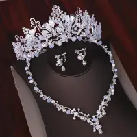 在飛比找Yahoo!奇摩拍賣優惠-下殺 頭飾 韓式新娘頭飾王冠銀色水晶串珠皇冠項鍊三件套裝結婚