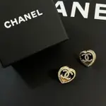 在台現貨🧡26888 香奈兒CHANEL CHANEL 閃亮漸層愛心LOGO耳環