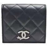 【CHANEL 香奈兒】經典星星點綴刻紋雙C LOGO菱格紋小羊皮暗釦短夾(黑色AP3726L-BLK-SS)