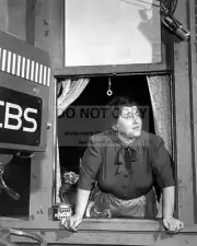 GERTRUDE BERG ON THE SET OF THE TV SHOW "THE GOLDBERGS" - 8X10 PHOTO (DA959)