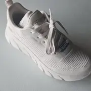 New Skechers Bobs B Flex Flying Hi Sneaker in Off White, Size 7.5
