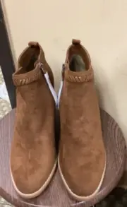 Women NWOT "DV8" brown suede zip up, pointed toe ankle boots. Size 9