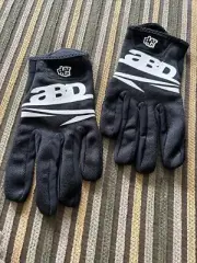 ABD FLAT OUT GLOVES BLACK AND WHITE BNWT SZ XS (acc632