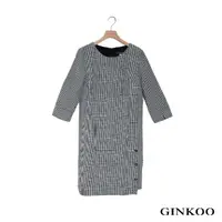 在飛比找momo購物網優惠-【GINKOO 俊克】格紋下擺釦飾洋裝