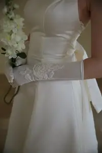 在飛比找Yahoo!奇摩拍賣優惠-yesdress新款復古緞面簡約蕾絲新娘結婚長手套禮服結婚旅