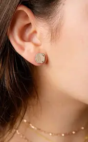 [SHAY] 18K Gold Single Pave Initial Nameplate Studs