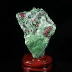 原石擺件 天然礦石 天然紅綠寶原礦石擺件 紅寶石晶體點綴在綠色的黝簾石上 顏色鮮艷。帶座高27×16×7CM 重3.35