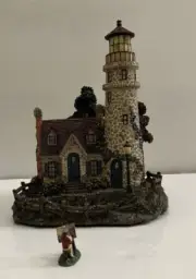 Thomas Kinkade's Seaside Village Collection "Guiding Point Lighthouse" NEW