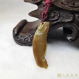 【文華珠寶】黃翡魚躍龍門玉墜 贈精美中國繩乙入 天然緬甸硬玉A貨