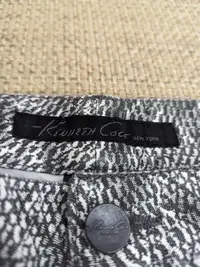 在飛比找Yahoo!奇摩拍賣優惠-Kenneth Cole New York 灰白色蟒蛇紋休閒