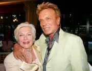Legendary French entertainer Line Renaud hugs illusionist Siegfrie - Old Photo
