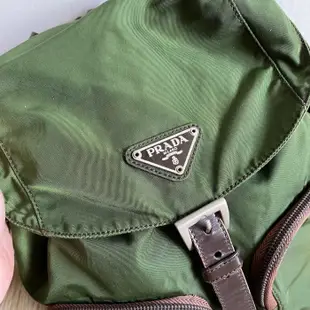 ❤️ 可議價❤️  PRADA 1BZ811 經典金屬三角LOGO雙口袋穿釦束口尼龍墨綠色後背包