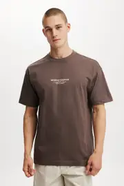 Cotton On Men - Box Fit Easy T-Shirt - Washed chocolate/beckley monochrome