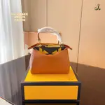 全國購 FENDI 芬迪 FENDI純皮手袋 手提包 PEEKABOO 在英文中的意思是“躲貓貓”