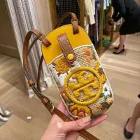 在飛比找Yahoo!奇摩拍賣優惠-美國正品 TORY BURCH 編織刺繡手機包斜挎包*超精美