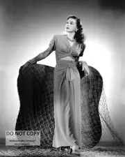 ACTRESS MARGUERITE CHAPMAN - 8X10 PUBLICITY PHOTO (CC-639)