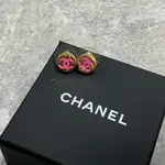 CHANEL LOGO熔岩圓圈耳環 粉（現貨）/黑 《全新&二手》