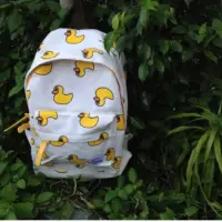 在飛比找momo購物網優惠-【May Shop】黃色小鴨印花雙肩背後背包運動背包