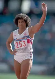 Fatima Whitbread of Great Britain acknowledges the crowd after wi - Old Photo