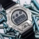 【CASIO 卡西歐】G-SHOCK 頑童小春+OZI配戴款 /黑X銀(GM-6900-1)