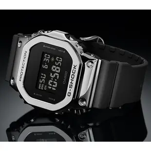 CASIO卡西歐G-SHOCK GM-5600-1經典的方型錶殼金屬質感輕巧貼合手腕舒適錶帶43.2mm