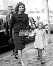 JACKIE KENNEDY & CAROLINE ARRIVE @ NEW HOME IN GEORGETOWN - 8X10 PHOTO (CC-128)