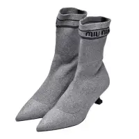 在飛比找momo購物網優惠-【MIU MIU】經典品牌LOGO細跟襪套中筒靴(銀色5W4